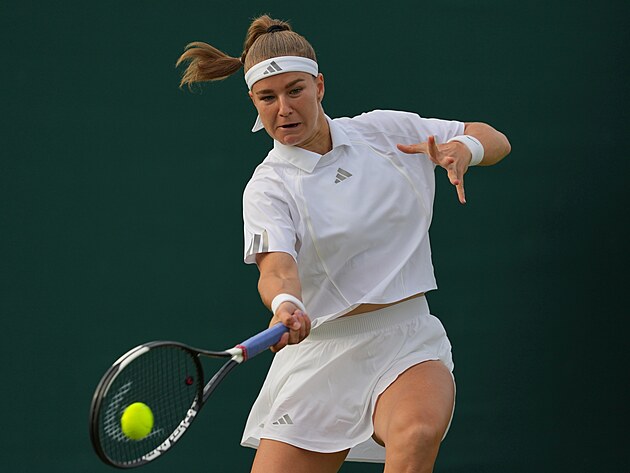 Karol�na Muchov� returnuje v prvn�m kole Wimbledonu.