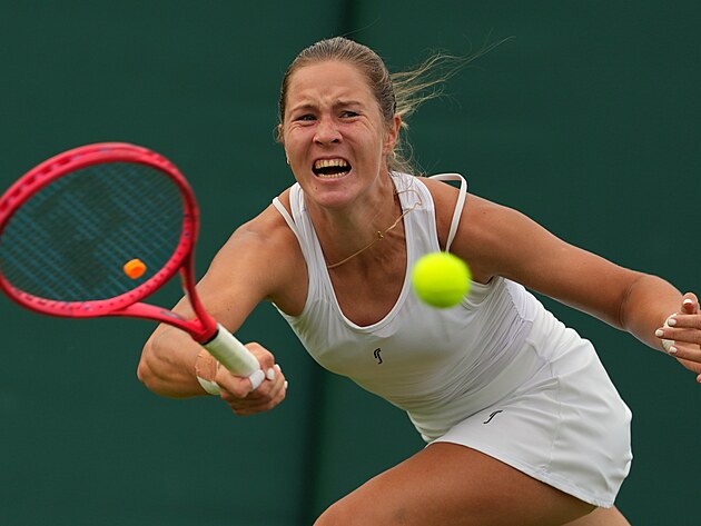 Anastasija Zacharovov� sp�ch� za balonkem v prvn�m kole Wimbledonu.