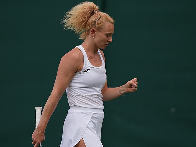 Kate�ina Siniakov� se raduje ze z�skan� v�m�ny b�hem prvn�ho kola Wimbledonu.