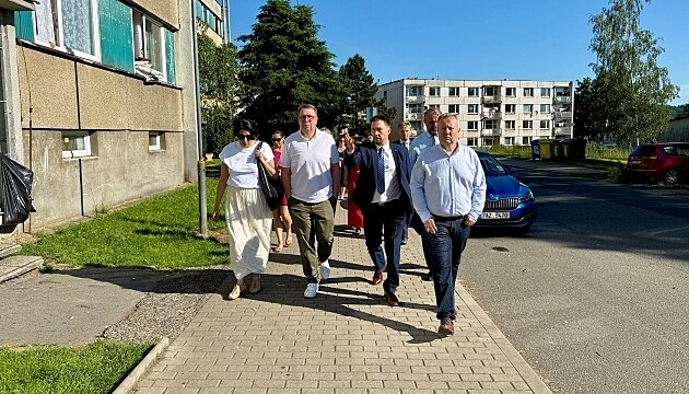 Ministra Ale�e Juchelku b�hem pracovní cesty doprovodili hejtman Ústeckého...