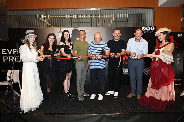 Fotografie z openingu v�stavy.