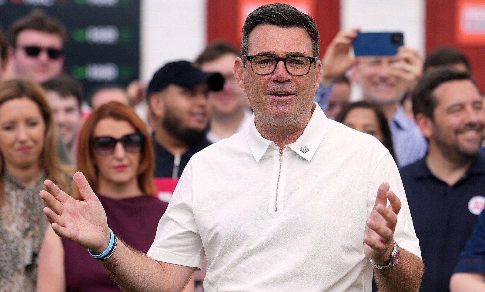 NÁZOR: Místo nudného patrona showman. Burnham střídá v čele vlády Starmera, co Británii čeká?