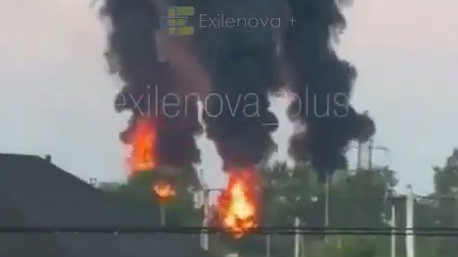 Zase ty trosky. Ukrajinci zničili Rusům ropný sklad, Sevastopol je dál bez proudu