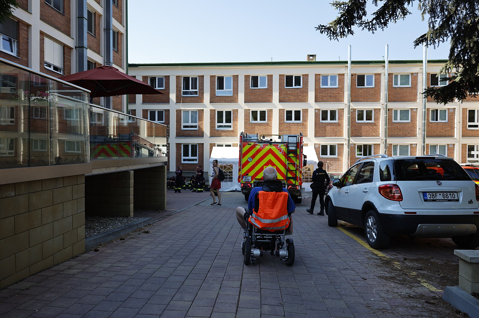 Požár v brněnském domově pro seniory Kociánka. Kouř vyhnal klienty na ulici