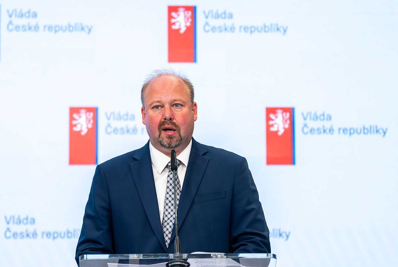 Zubař vyráběl z fotek pacientek dětské porno, dál ordinuje. Tejc to nechá prověřit