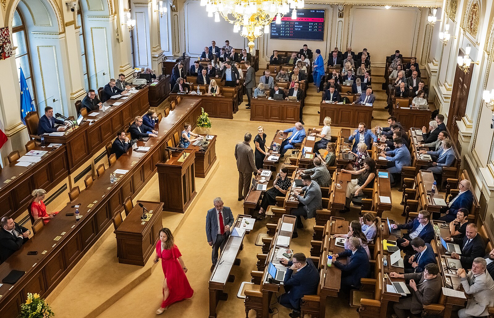 NÁZOR: Sněmovna je plná zákonodárců-kutilů, kteří vyrábějí zmetky a ještě se tím chlubí