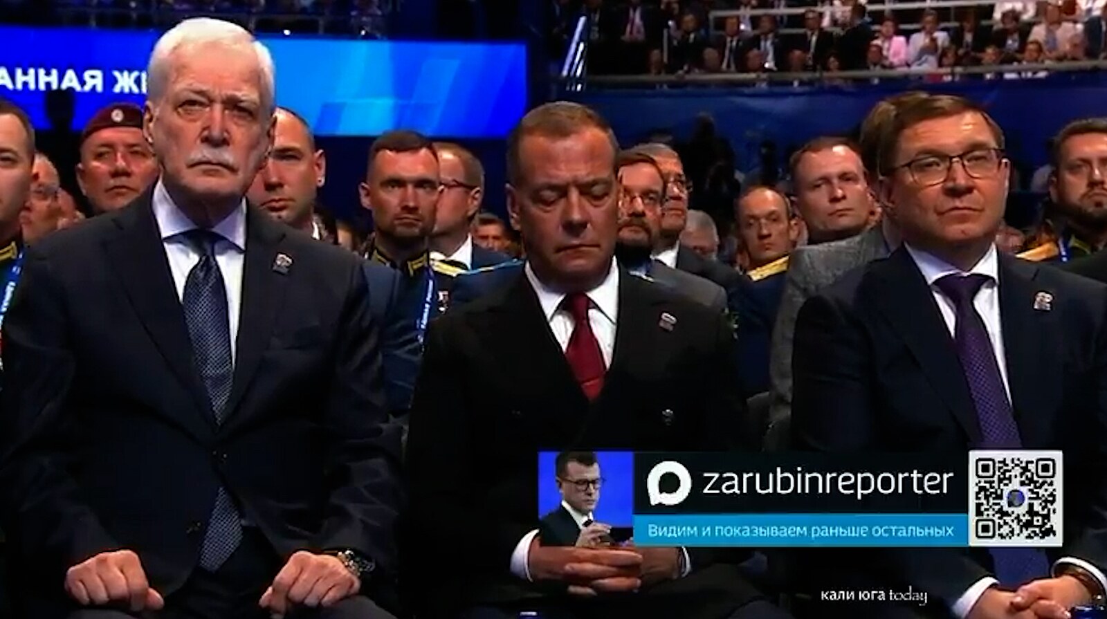 Ponížení Medveděva. Klimbal při Putinově projevu, není na kandidátce své strany