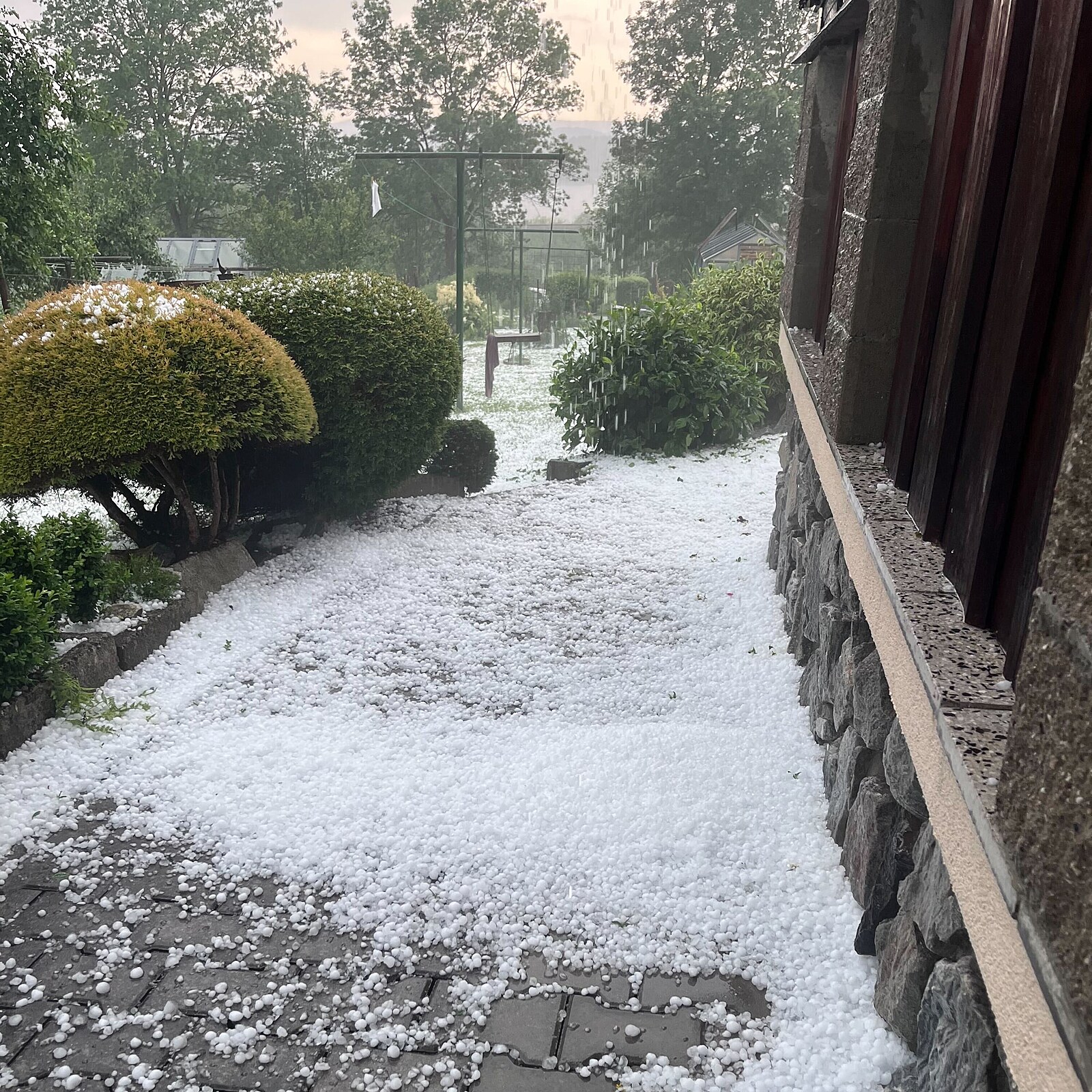 Meteorologové zveřejnili mapy, kde hrozí největší srážky a bouřky. Varují i před kroupami