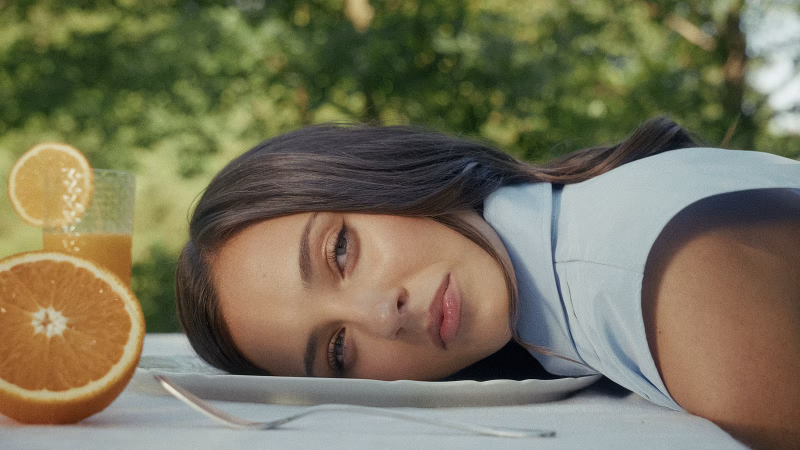 Charlotte Gott ve videoklipu I Could Be Mine (2026)