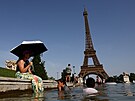 Lidé se ochlazují ve fontán� Trocadéro p�ed Eiffelovou v�í. (23. �ervna 2026)