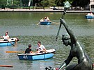 Lidé se v Madridu v parku El Retiro plaví na �lunech. (23. �ervna 2026)