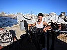 Palestinský uprchlík Shihab al-Suwaireki v�í prádlo v provizorním stanovém...
