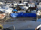 Stany, v nich� na�li úto�i�t� vysídlení Palestinci, stojí uprost�ed letních...