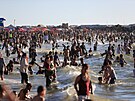 Palestinci se koupou ve St�edozemním mo�i u b�eh� m�sta Gaza. (19. �ervna 2026)