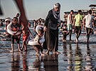 Palestinci se koupou ve St�edozemním mo�i u b�eh� m�sta Gaza. (19. �ervna 2026)