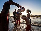 Palestinci se koupou ve St�edozemním mo�i u b�eh� m�sta Gaza. (19. �ervna 2026)