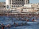Palestinci se koupou ve St�edozemním mo�i u b�eh� m�sta Gaza. (19. �ervna 2026)