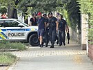 Policisté v Praze zadr�eli podez�elého mu�e, který se pohyboval se zbraní v...