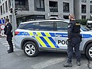 Policisté v Praze zadr�eli podez�elého mu�e, který se pohyboval se zbraní v...