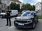 Policisté v Praze zadr�eli podez�elého mu�e, který se pohyboval se zbraní v...