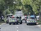 Policisté v Praze zadr�eli podez�elého mu�e, který se pohyboval se zbraní v...