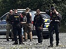 Policisté v pra�ské Troji stojí nedaleko vozidla, kterým ují�d�l podez�elý mu�...