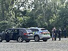 Policisté v pra�ské Troji stojí nedaleko vozidla, kterým ují�d�l podez�elý mu�...