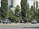 Policisté v pra�ské Troji stojí nedaleko vozidla, kterým ují�d�l podez�elý mu�...
