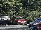 Policisté v pra�ské Troji stojí nedaleko vozidla, kterým ují�d�l podez�elý mu�...
