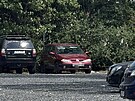 Policisté v pra�ské Troji stojí nedaleko vozidla, kterým ují�d�l podez�elý mu�...