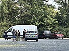 Policisté v pra�ské Troji stojí nedaleko vozidla, kterým ují�d�l podez�elý mu�...