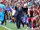 Roberto Martínez a portugalská st�ída�ka gestikulují b�hem utkání s...