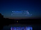 Nad Brn�nskou p�ehradu p�edvedlo svou show p�t stovek dron�