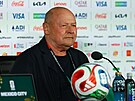 �eský trenér Miroslav Koubek odpovídá noviná��m na tiskové konferenci p�ed...