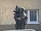 V �elákovicích u Prahy zasahují policisté a zásahová jednotka kv�li ozbrojenému...