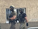 V �elákovicích u Prahy zasahují policisté a zásahová jednotka kv�li ozbrojenému...
