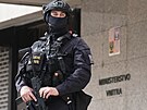 Policie kv�li hledanému ozbrojenému mu�i hlídá preventivn� budovy ministerstva...