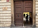 Policie kv�li hledanému ozbrojenému mu�i hlídá preventivn� budovy ministerstva...
