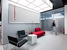 Vstupní prostor bez recepce je d�mysln� zv�t�ený osv�tlovacím boxem.