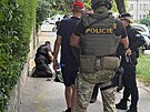 Policisté v Praze zadr�eli podez�elého mu�e, který se pohyboval se zbraní v...