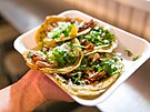 Tacos al Pastor - tacos po pastý�sku s masem, cibulí a ananasem.