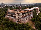 Záb�r z dronu na hrad Chapultepec na kopci uprost�ed stejnojmenného lesoparku.