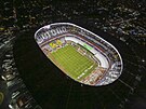 Pohled na no�ní a prozá�ený Estadio Azteca z vý�ky.