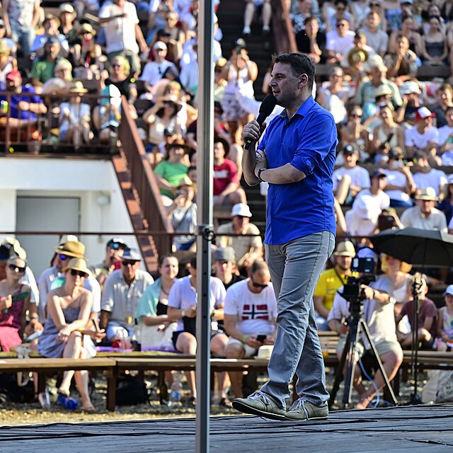 Na festivalu ve Str�nici na Hodon�nsku ��astn�ci vyp�skali a vybu�eli ministra zahrani�� Petra Macinku. (27. �ervna 2026)