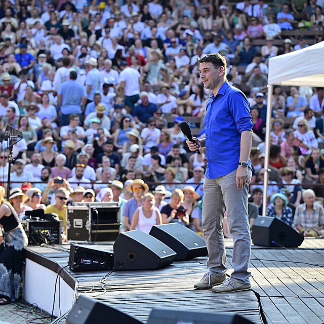 Na festivalu ve Str�nici na Hodon�nsku ��astn�ci vyp�skali a vybu�eli ministra...