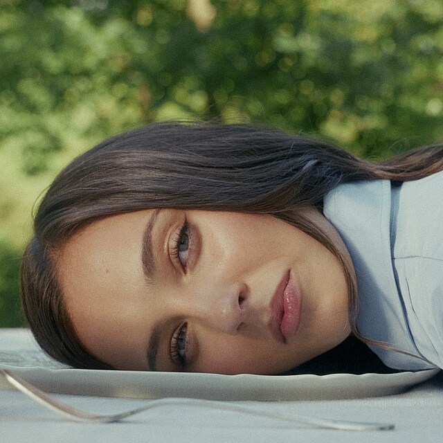 Charlotte Gott ve videoklipu I Could Be Mine (2026)