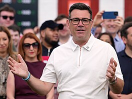 Starosta Manchesteru Andy Burnham oslavuje volební vít�zství. (19. �ervna 2026)