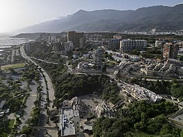 Letecký pohled na z�ícené budovy ve m�st� Catia La Mar ve venezuelském stát� La...