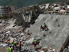Ve Venezuele po zem�t�esení stále nalézají p�e�iv�í. Na míst� záchranné operace...