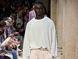 Giorgio Armani vsadil na svou osv�d�enou formulku: lehkost, pohodlí a nenápadný...